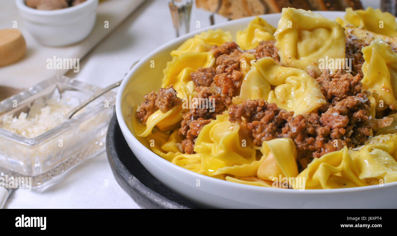 Nahaufnahme der köstlich dampfenden Tortellini in Bolognese-Sauce (Nudeln) Stockfoto