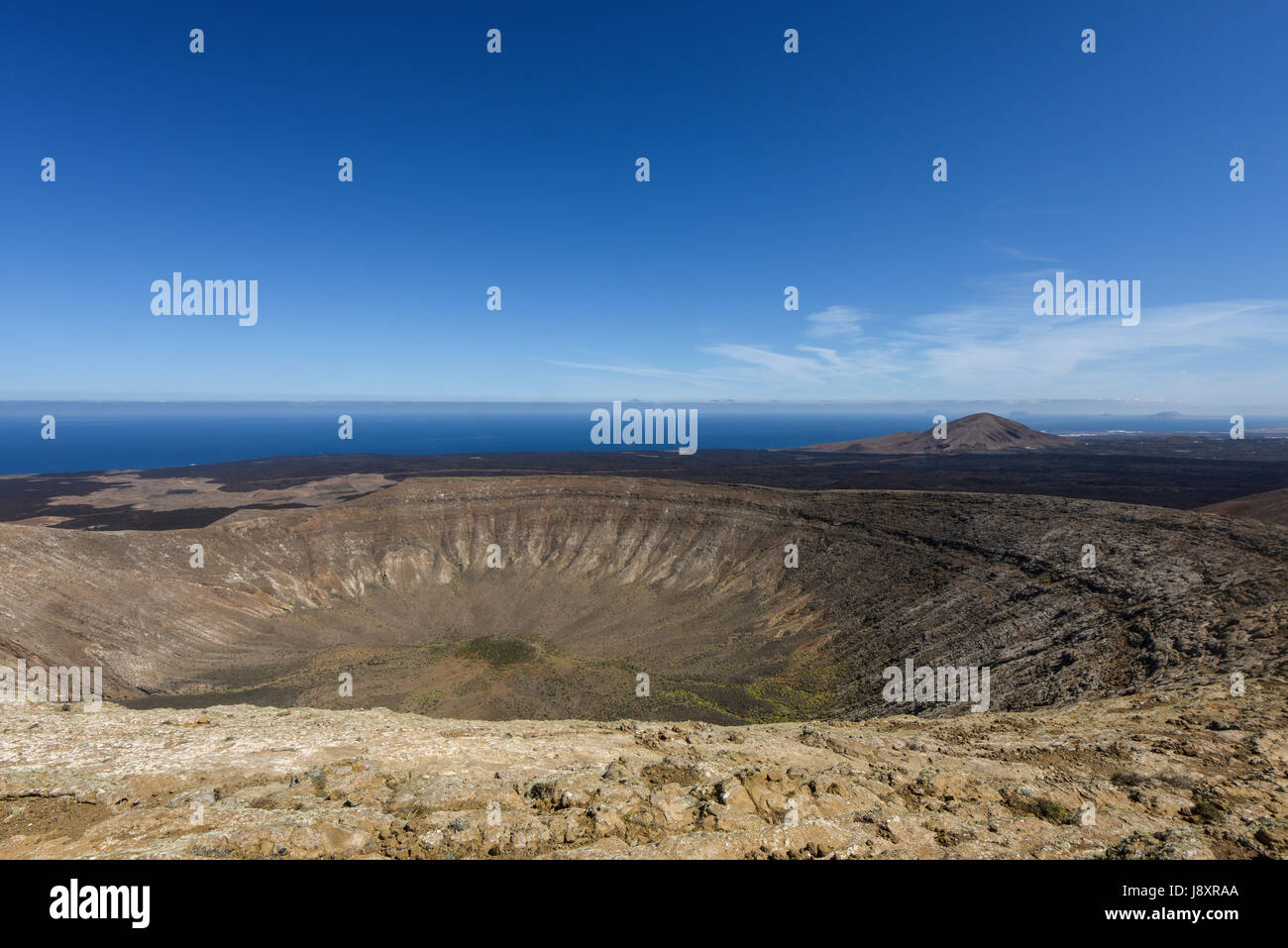 Caldera Blanca im Timanfaya Nationalpark. Panorama des weißen Vulkankrater in Lanzarote, Kanarische Inseln, Spanien Stockfoto
