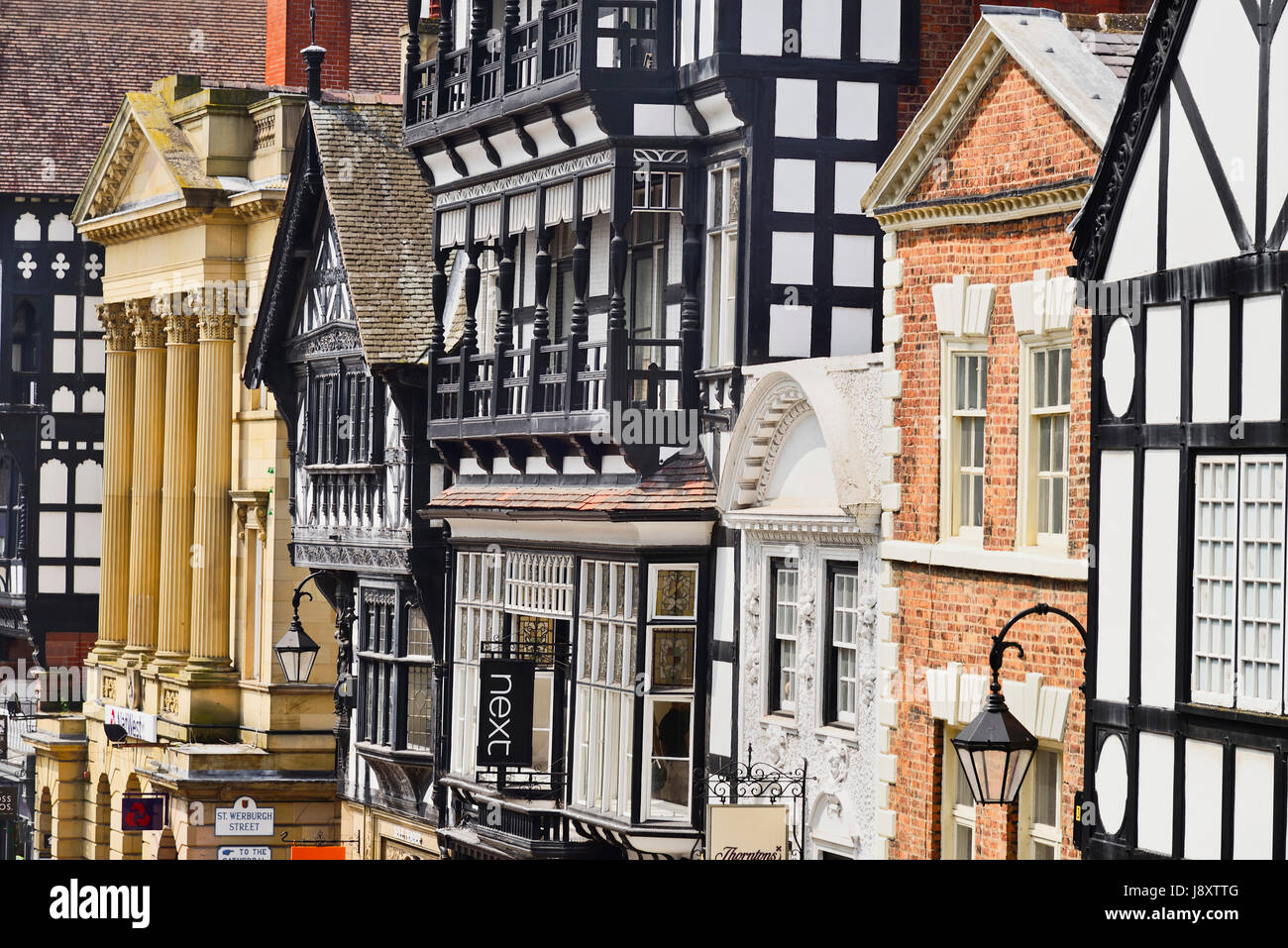 England, Cheshire, Chester, Häuserreihe mit einer Mischung der Baustile auf Eastgate Street. Stockfoto