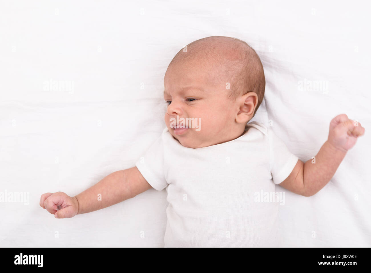 Gemischte Rassen südasiatischen und kaukasischen Neugeborene auf weißen Blatt Stockfoto