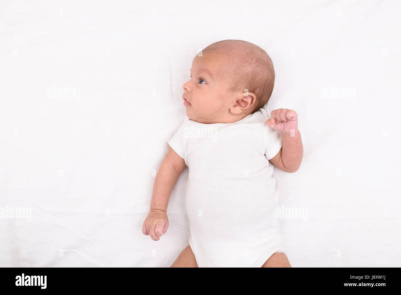 Gemischte Rassen südasiatischen und kaukasischen Neugeborene auf weißen Blatt Stockfoto