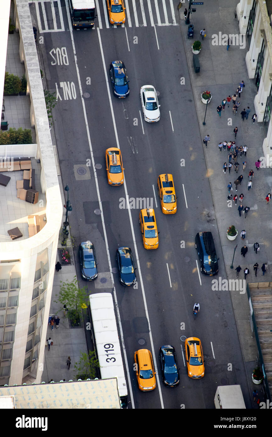 obenliegende Luftbild blickte auf Verkehr an fünften Avenue in Manhattan New York City USA Stockfoto