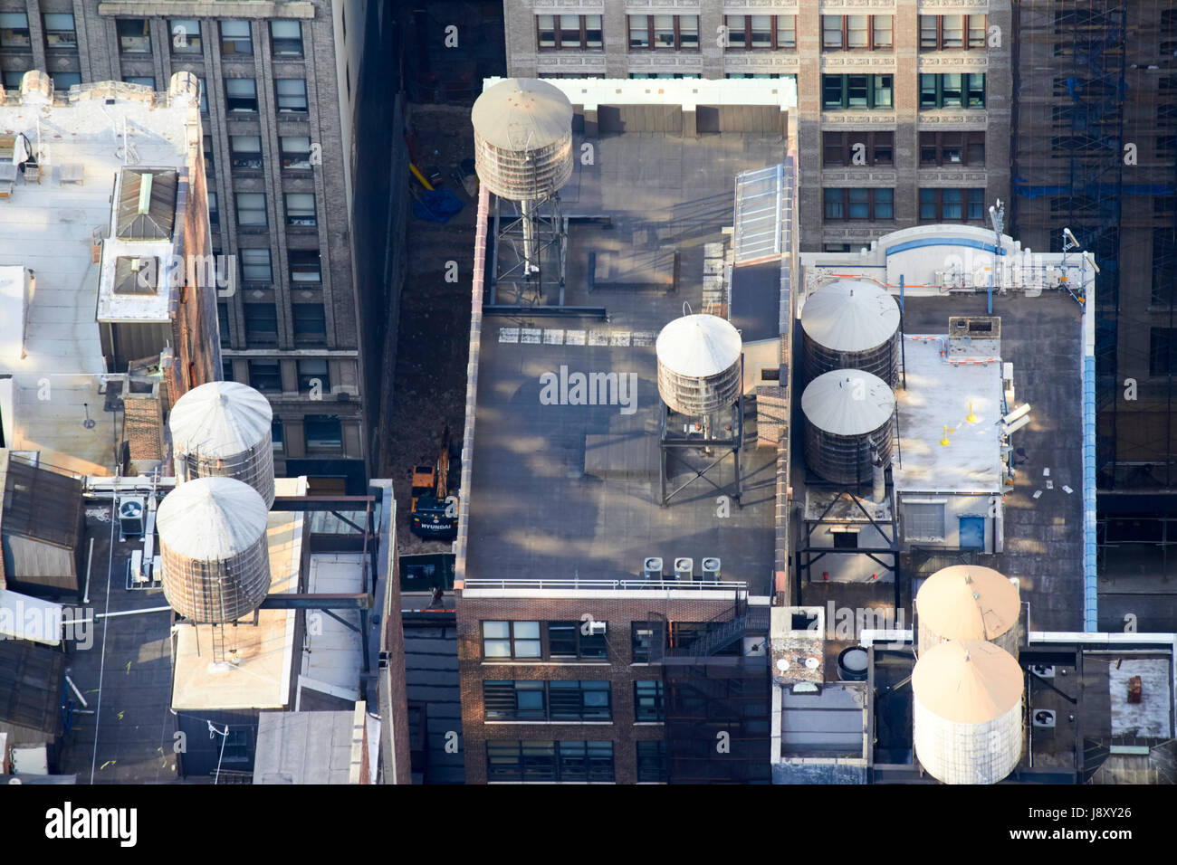 Wassertürme, die auch aus Holz, am Anfang von Gebäuden in Midtown Manhattan New York City USA Stockfoto