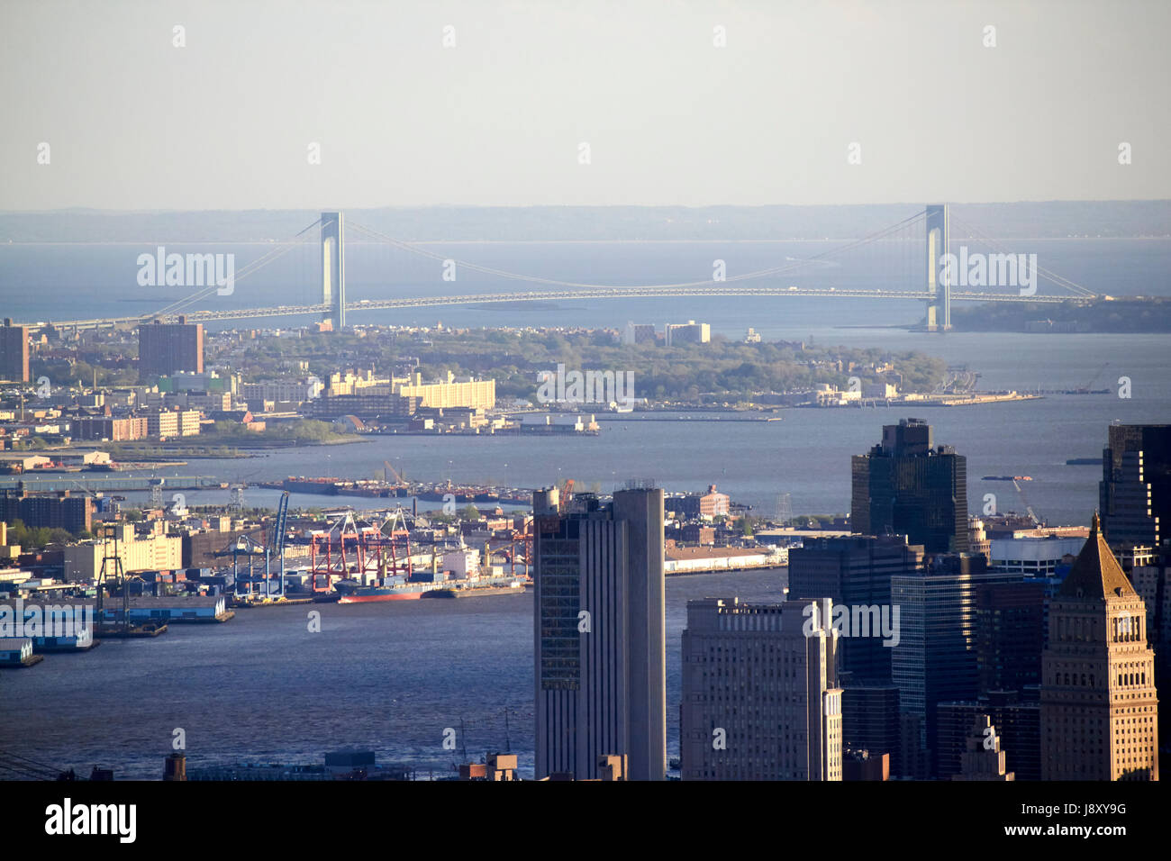 Blick über New York City in Richtung der Verrazano verengt Brücke USA Stockfoto