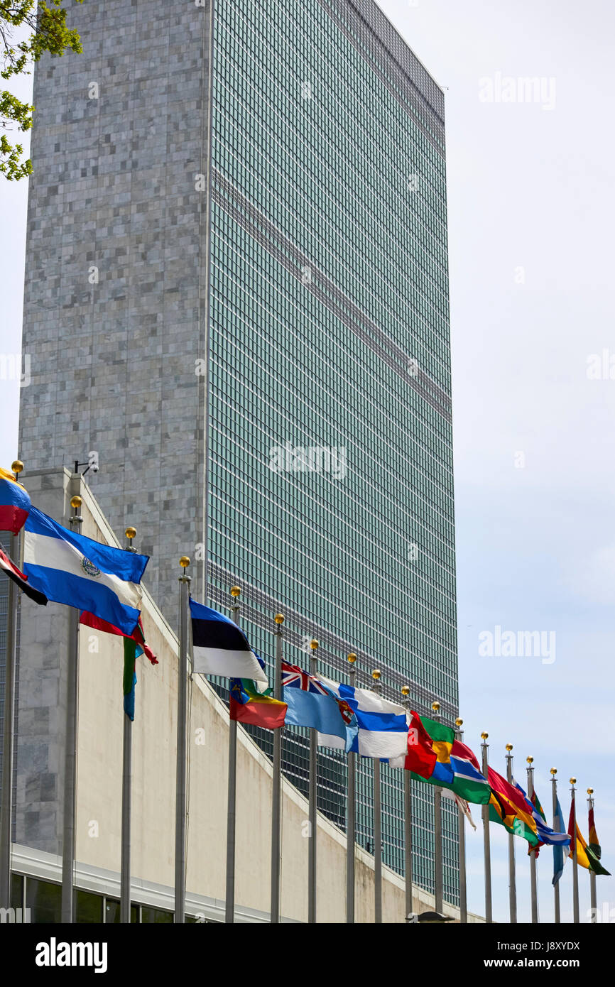 Nationalflaggen fliegen bei den Vereinten Nationen Sekretariat Hochhaus New York City USA Stockfoto