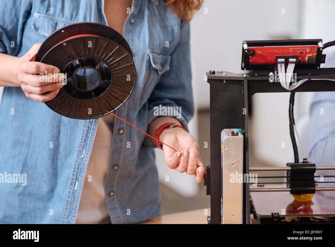 Nahaufnahme von einem Filament Coil der 3D-Drucker angepasst Stockfoto