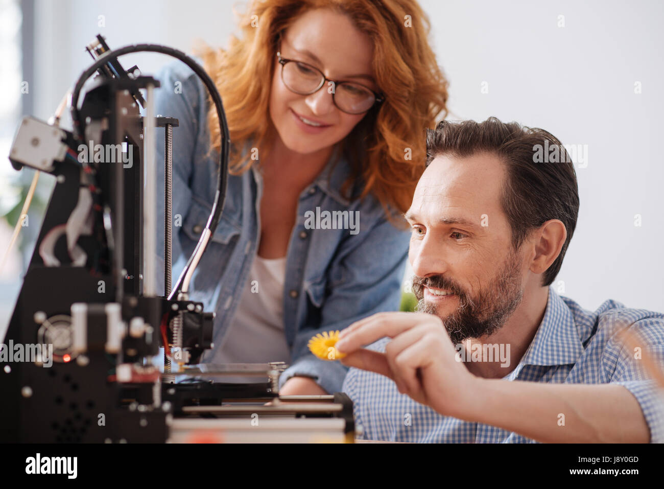Freuen uns positive Mann hält ein 3d Drucker-detail Stockfoto