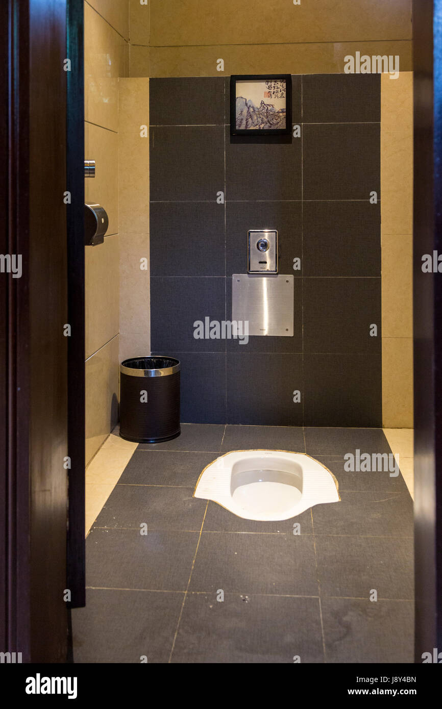 Guilin, China.  Moderne chinesische asiatische Toilette. Stockfoto