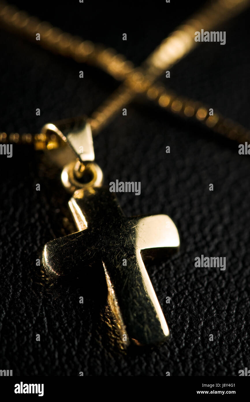 Gold kreuz kruzifix halskette -Fotos und -Bildmaterial in hoher Auflösung –  Alamy