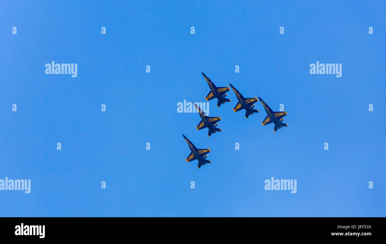 Die US Navy Blue Angels, Luft Akrobatik Team bei der Air National Guard Airshow in Sioux Falls, South Dakota, USA. Stockfoto