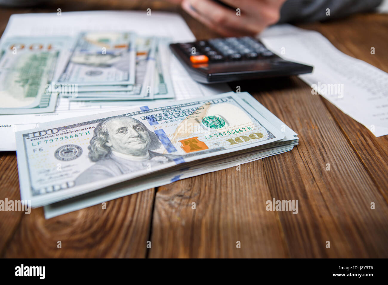 Blaue Leder-Portemonnaie mit Geld auf Holztisch Stockfoto