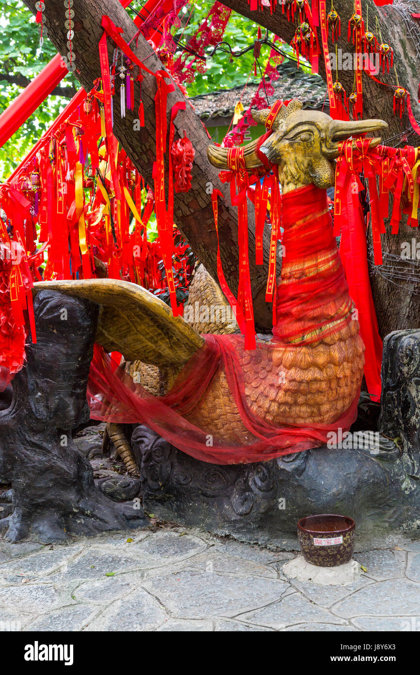 Guilin, China.  Elephant Trunk Hill Park.  Chinesischer Phoenix umgeben von roten Bändern einen Wunsch anfordern. Stockfoto