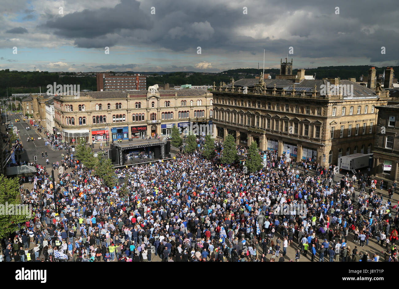 Fans versammeln sich um die Bühne vor Huddersfield Town-Förderung-Parade in Huddersfield Stadtzentrum entfernt. Stockfoto