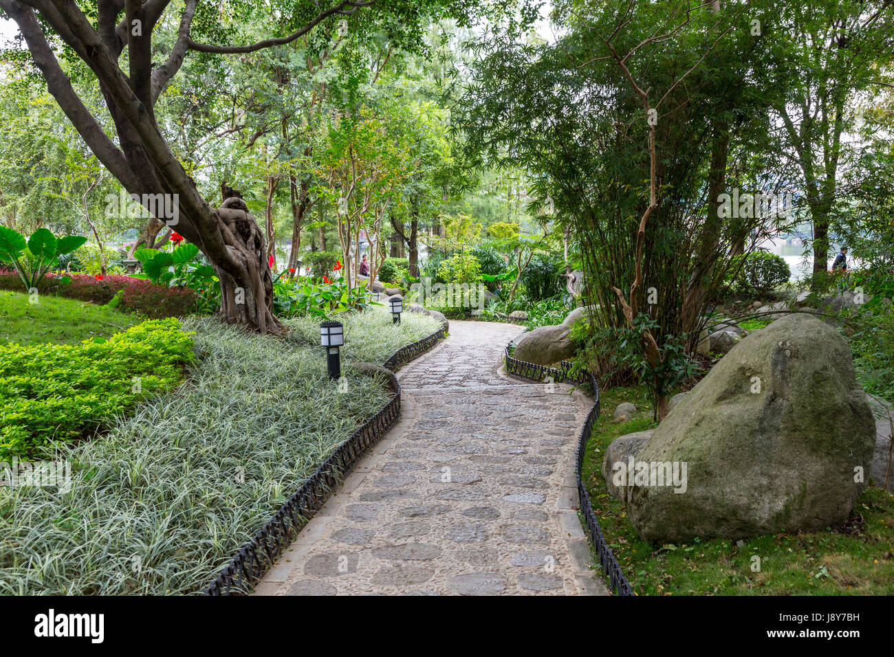 Guilin, China.  Gehweg und Gärten, Shan (Fir) See führen. Stockfoto