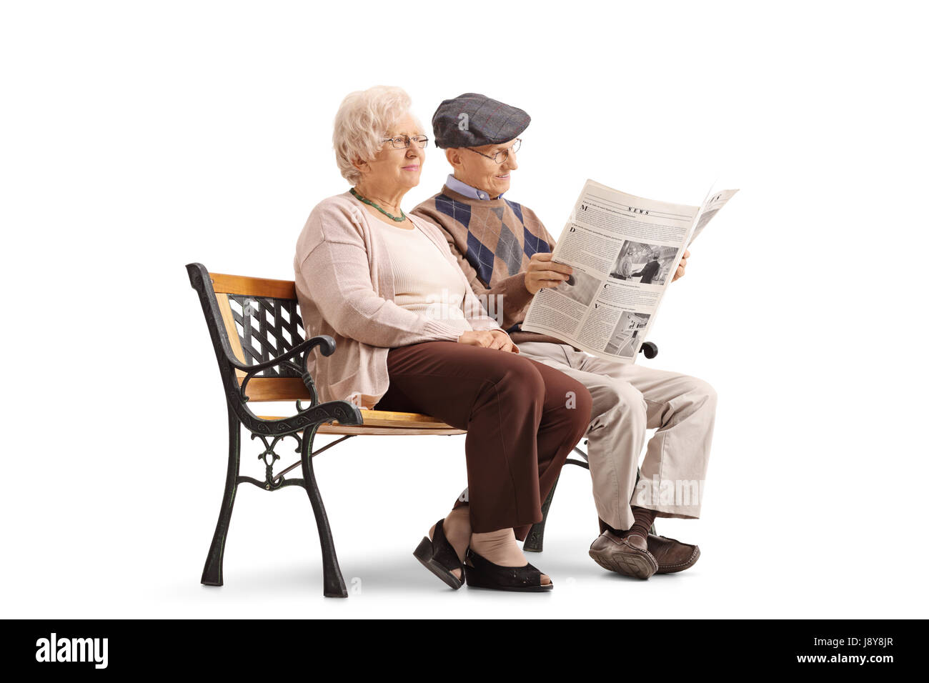 Senioren sitzen auf einer Bank mit einem von ihnen Lesen einer Zeitung isoliert auf weißem Hintergrund Stockfoto