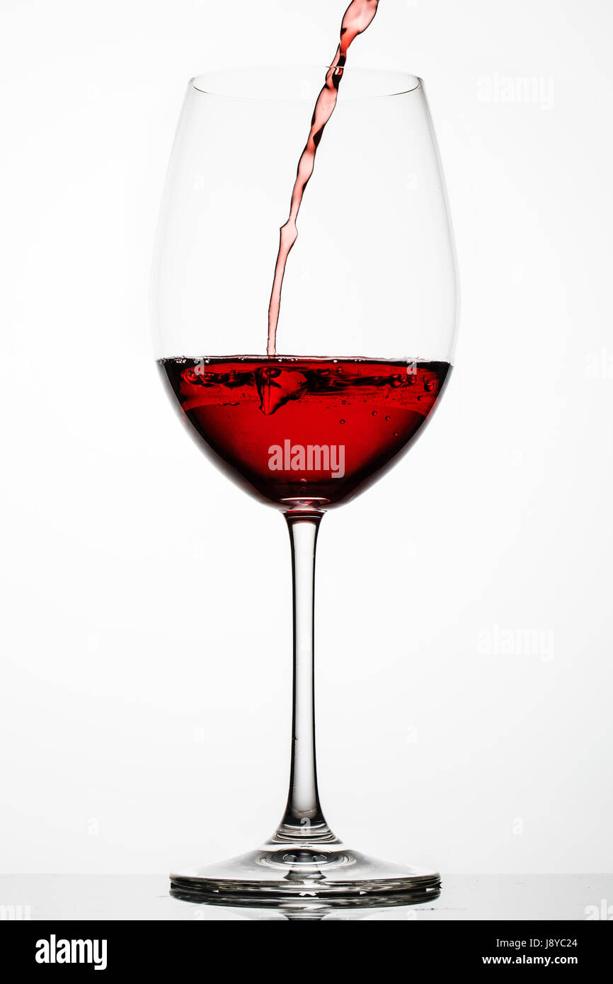 Rotwein Spritzer in einem Glas auf weißem Hintergrund Stockfoto