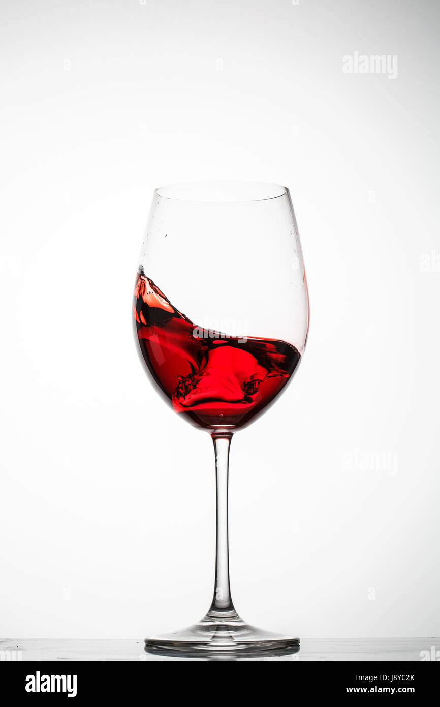 Rotwein Spritzer in einem Glas auf weißem Hintergrund Stockfoto