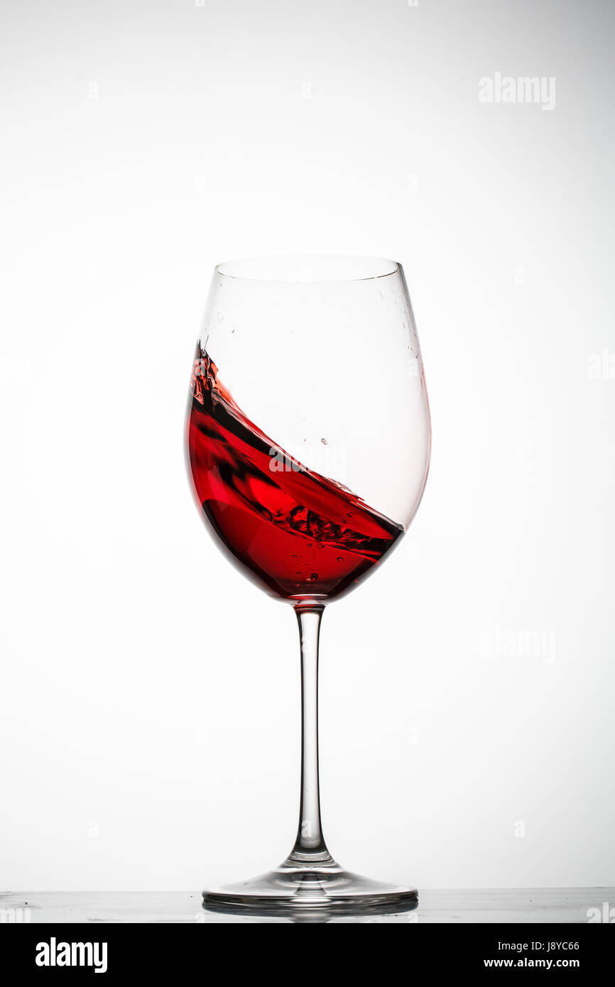 Rotwein Spritzer in einem Glas auf weißem Hintergrund Stockfoto