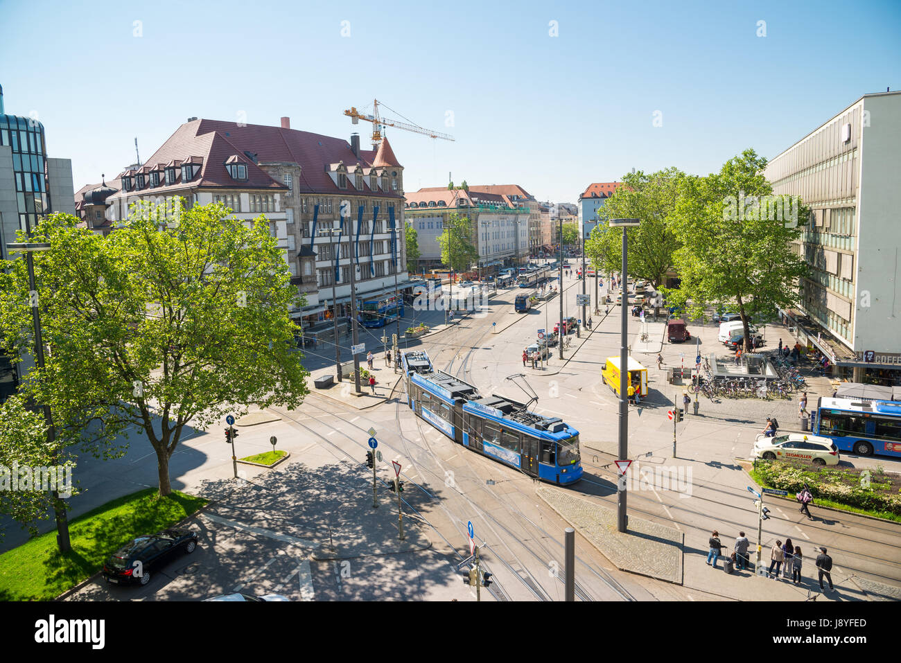 München, Deutschland - 7. Juni 2016: Städtisches Motiv mit Straßenbahn auf der Straße in München, Deutschland Stockfoto