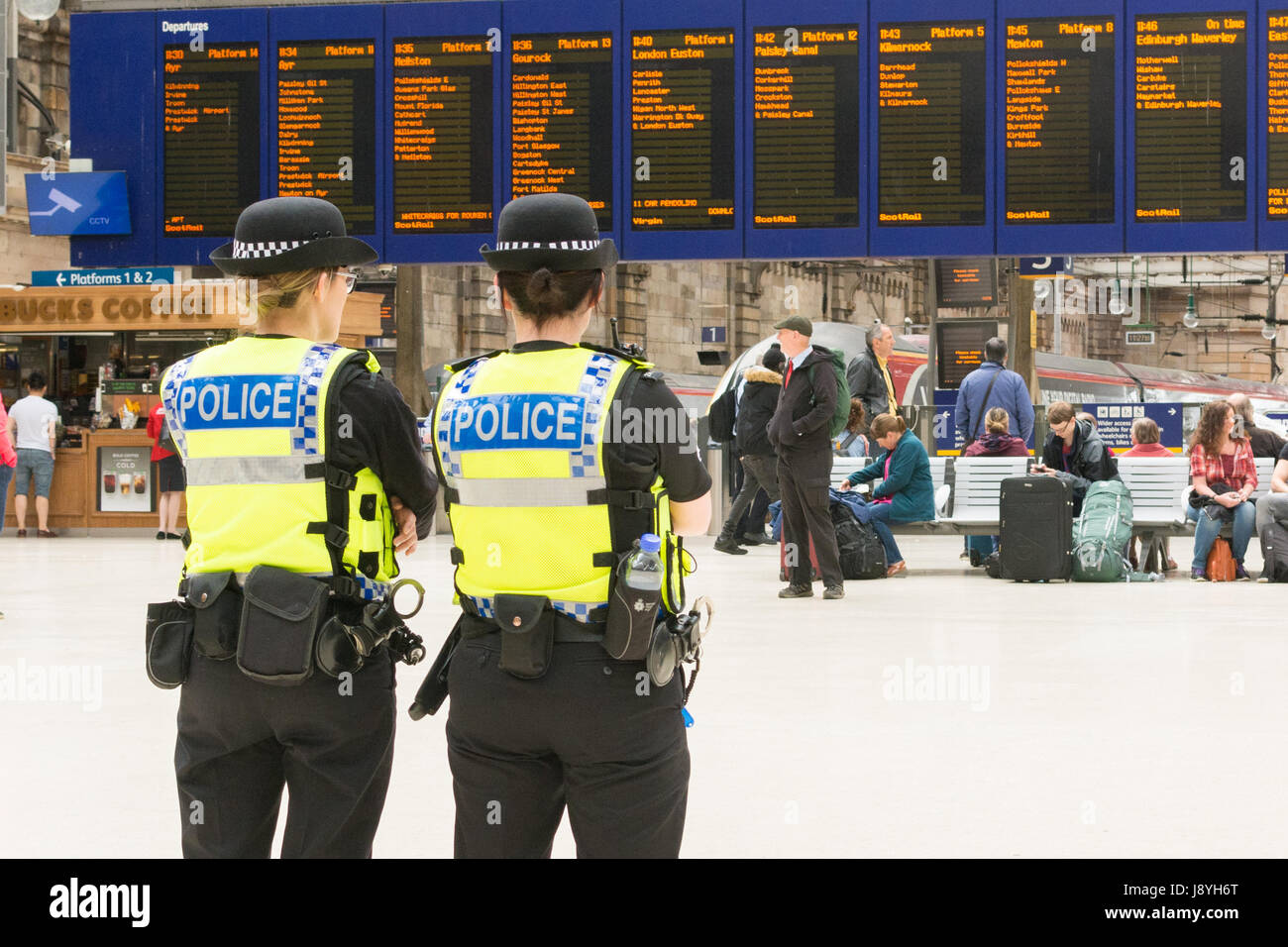 Polizisten in Glasgow Central Station, Scotland, UK Stockfoto