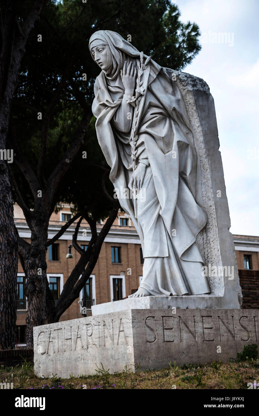 Statue von Str. Catherine von Siena in der Nähe von Castel Sant'angelo in Rom Italien Stockfoto