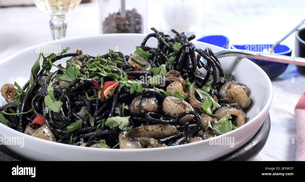 Blick auf leckere schwarze Pasta mit Kalamari (Tintenfisch) und Tinte Stockfoto