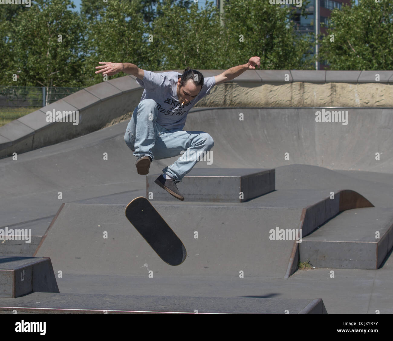 Ein Skateboarder Ausführung einen Kickflip in der Luft Stockfoto