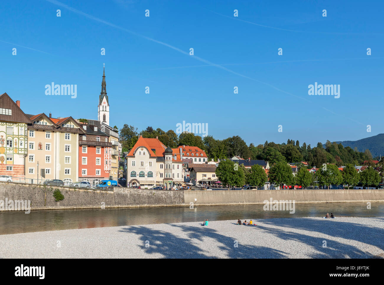 Blick auf die historische Altstadt von dem Fluss Iser am späten Nachmittag, Bad Tölz, Bayern, Deutschland Stockfoto