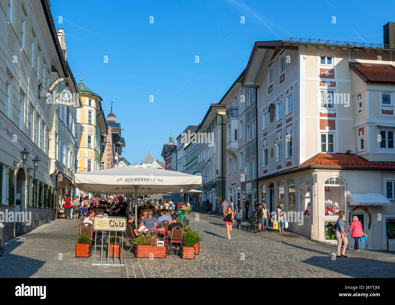 Cafés, Bars und Restaurants auf Markstrasse in den späten Nachmittag, Bad Tölz, Bayern, Deutschland Stockfoto