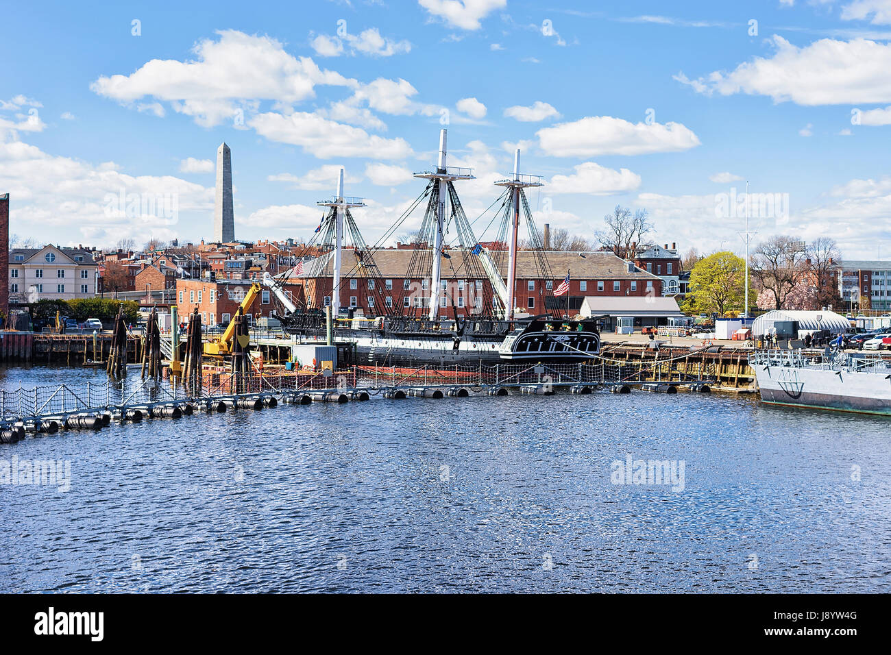 Schiff in Charlestown Halbinsel und Bunher Hill Monument auf dem Hintergrund in Boston, MA, USA. Stockfoto