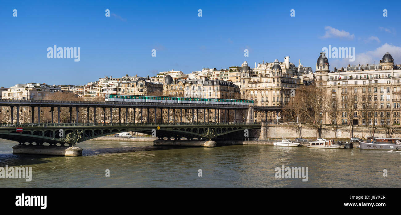 Panoramablick auf dem Fluss Seine und der Bir-Hakeim-Brücke mit einem vorbeifahrenden u-Bahn (Metro) .16th Arrondissement, Paris, Frankreich Stockfoto