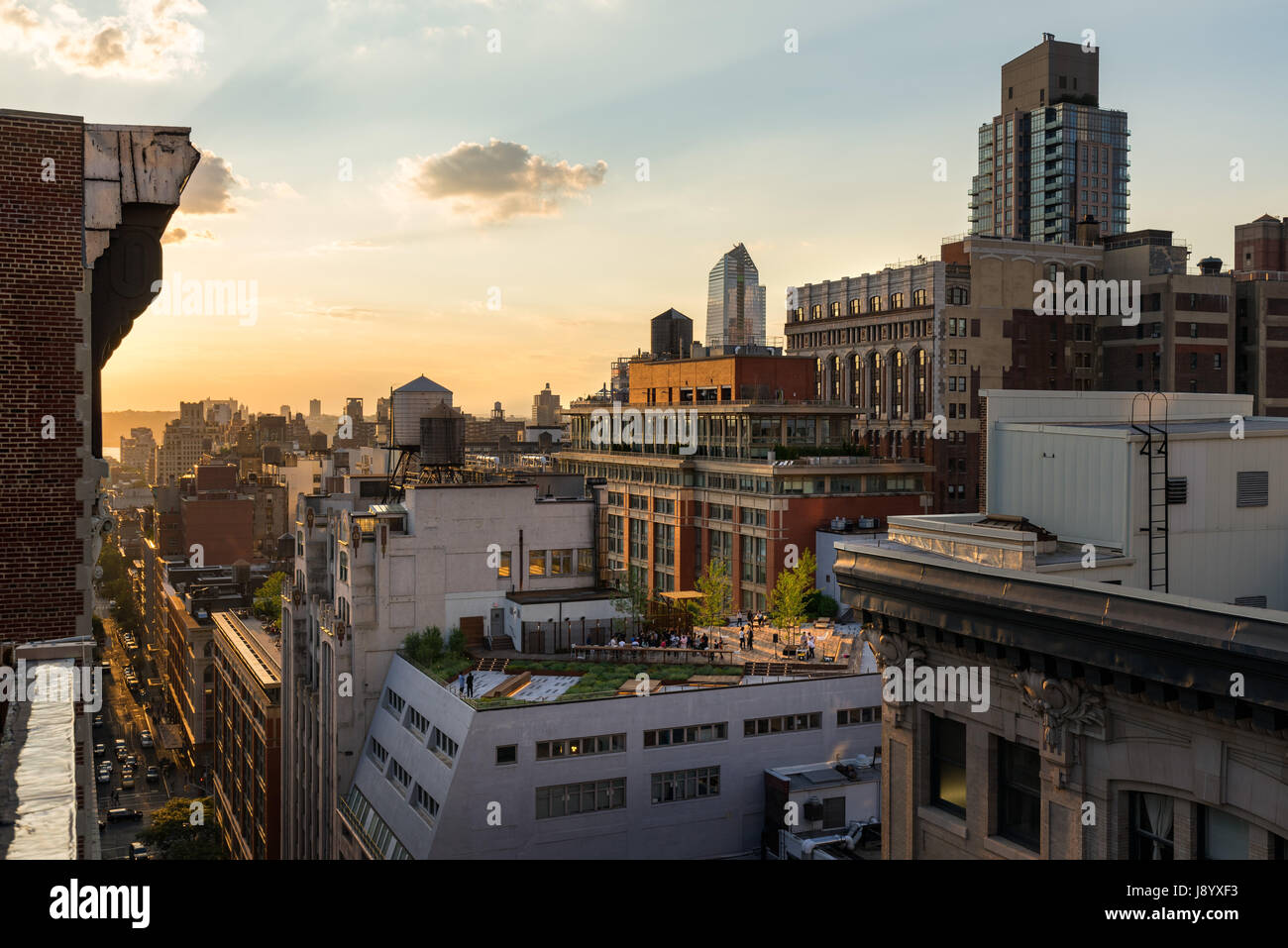 Chelsea-Dächer im Sommer Abendlicht mit Hochhäusern und Wassertürme. Manhattan, New York City Stockfoto