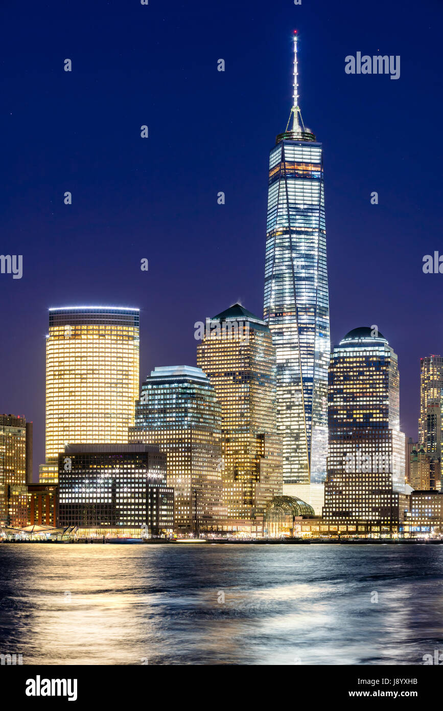 World Trade Center und Financial District Wolkenkratzer, die nachts beleuchtet. Lower Manhattan, New York City Stockfoto