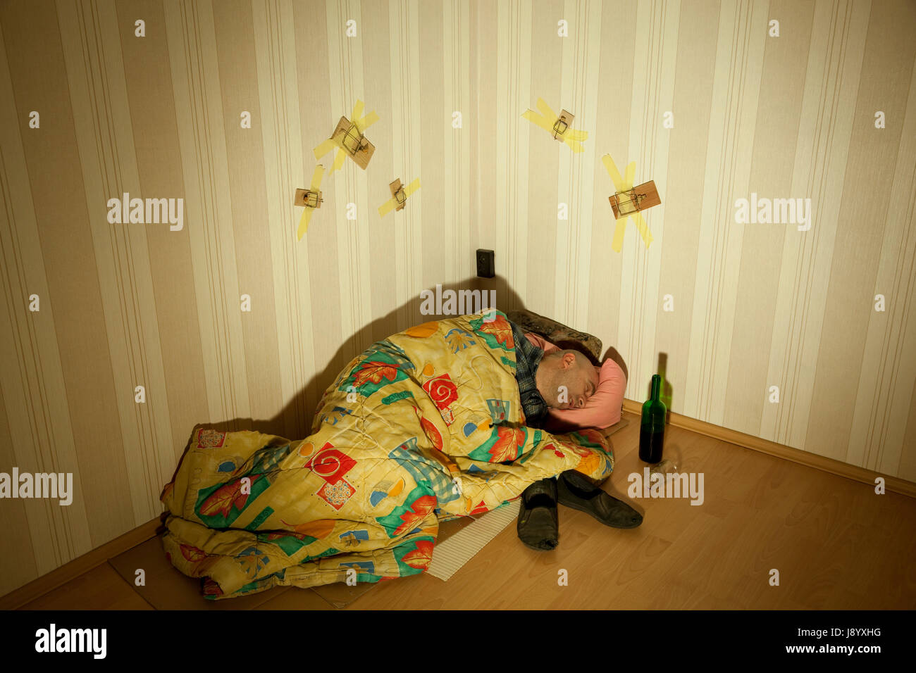 Zimmer, Alkohol, Bettwäsche, Alkoholiker, Mausefalle, betrunkene,  alkoholisierte Stockfotografie - Alamy