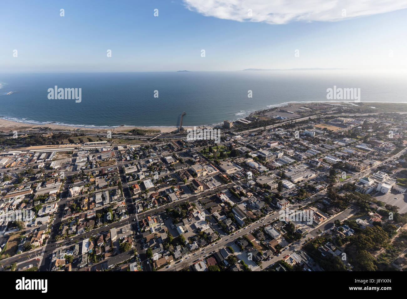 Luftaufnahme der Innenstadt von Ventura und dem Pazifischen Ozean in Südkalifornien. Stockfoto