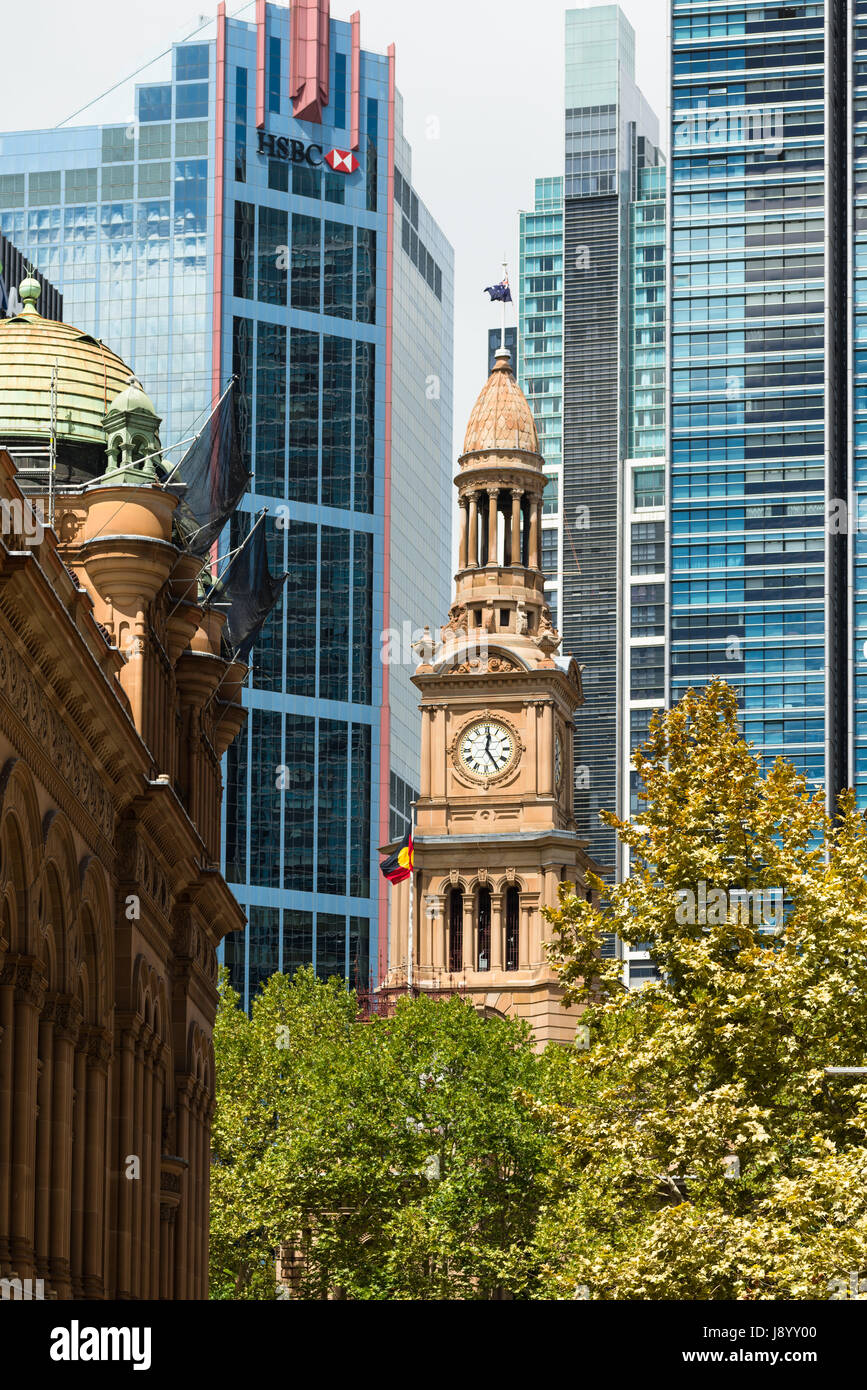 Kontrastreiche Architektur. Queen Victoria building und Rathaus mit modernen Glas nach hinten. Sydney, Australien. Stockfoto