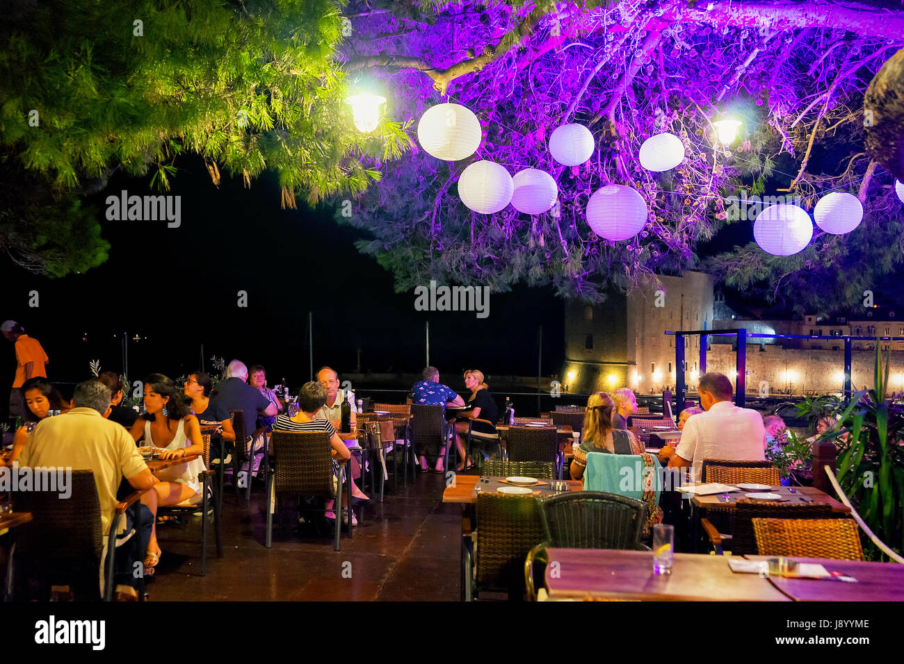 Dubrovnik, Kroatien - 20. August 2016: Menschen im Straßencafé mit Laterne beleuchtet in der Nacht in Dubrovnik, Kroatien Stockfoto