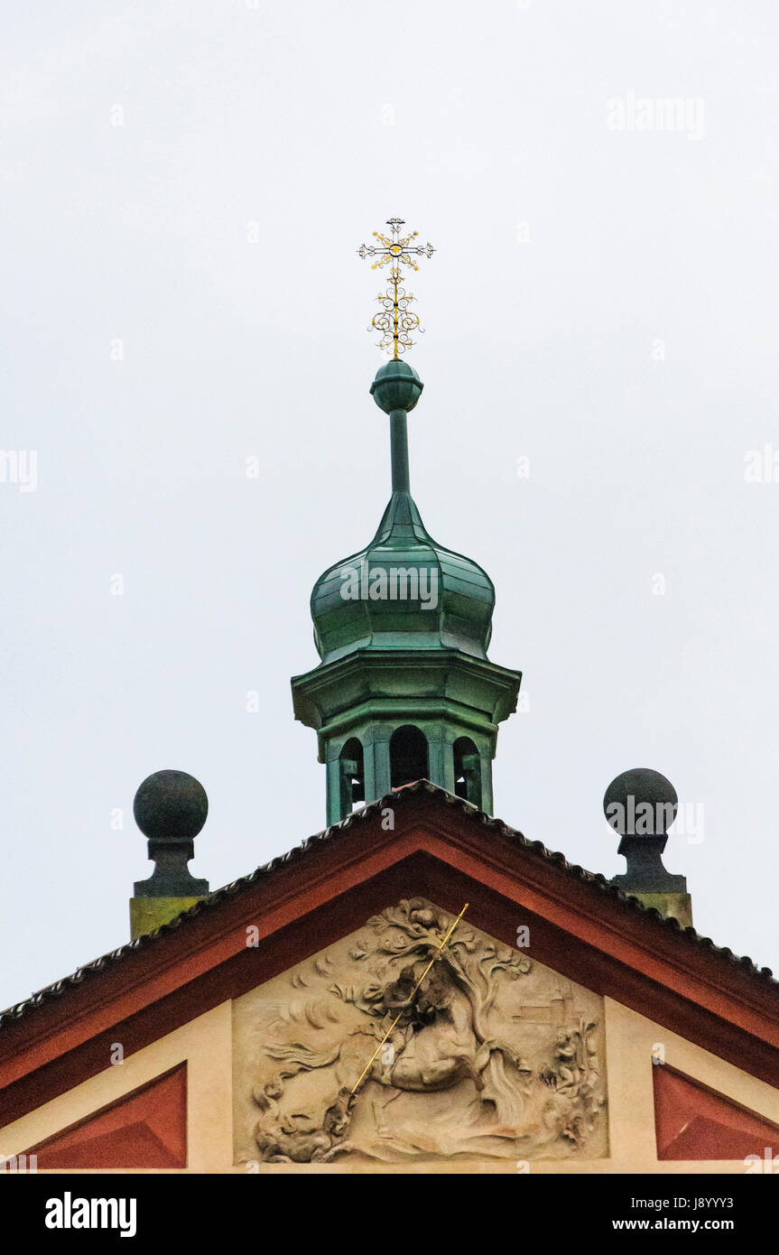 Revolver im Turm des Gebäudes in Prag in der Tschechoslowakei. Stockfoto