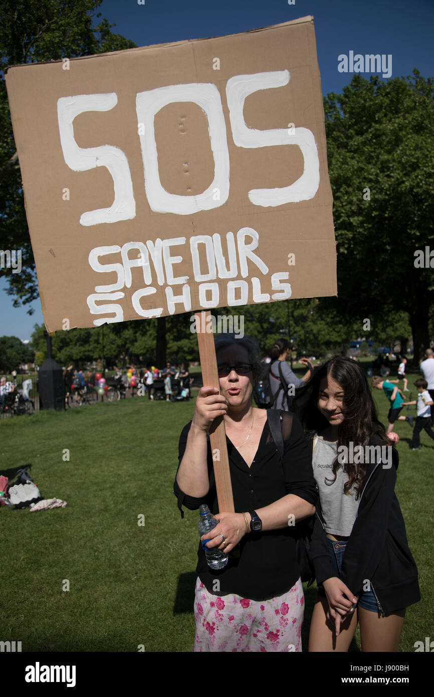 Hackney Eltern und ihre Kinder zu mobilisieren gegen Bedrohung der Kürzungen für Schulen in der Gemeinde, in einer Demonstration Kundgebung am 26. Mai 2017 in London Fields in East London, Vereinigtes Königreich. Als Reaktion auf die Bedrohung von Schnitten Eltern, Schüler und Lehrer versammelt, um eine "große Versammlung" in den Parks in Hackney zu bilden.  Londoner Schulen sind vor größeren Verlusten durch die Regierung vorgeschlagene nationale Finanzierung Formel, die ich Suche, Finanzierung durch das Land zu verteilen. Hackney Schulen würden unter diese Richtlinien eine geschätzte 22,3 Prozent Verlust oder 914 £ pro Schüler Reduzierung bis 2020 konfrontiert. Stockfoto