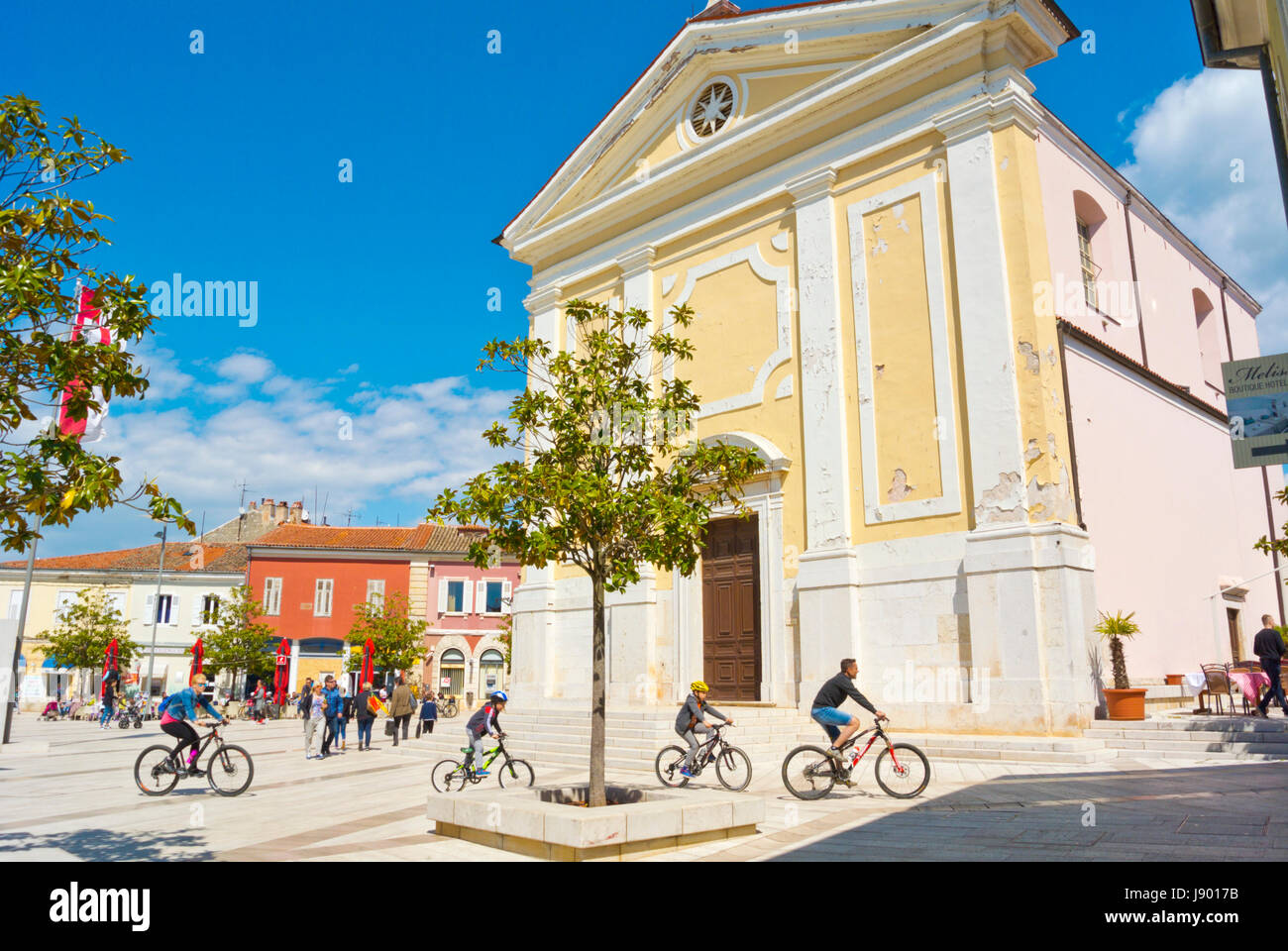 Radfahren Familie, Trg Slobode, quadratisch, alte Hauptort, Porec, Istrien, Kroatien Stockfoto