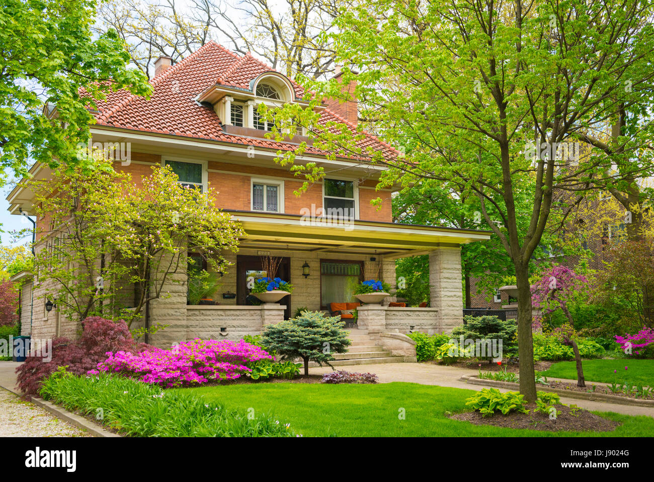Chicago Illinois Oak Park 422 Forest Avenue Ära von Frank Lloyd Wright Architekt 1867 1959 Haus Haus Residenz Bäume Baum Blüte Veranda Veranda Stockfoto
