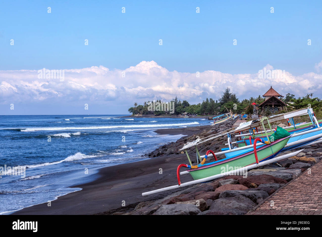 Jukungs am Strand Lebih, Bali, Indonesien, Asien Stockfoto