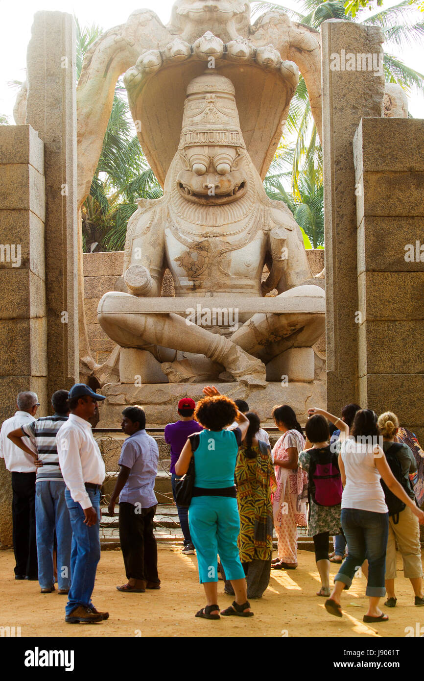 Touristen, die Lakshmi-Narasimha Statue, Hampi, Karnataka, Indien Stockfoto
