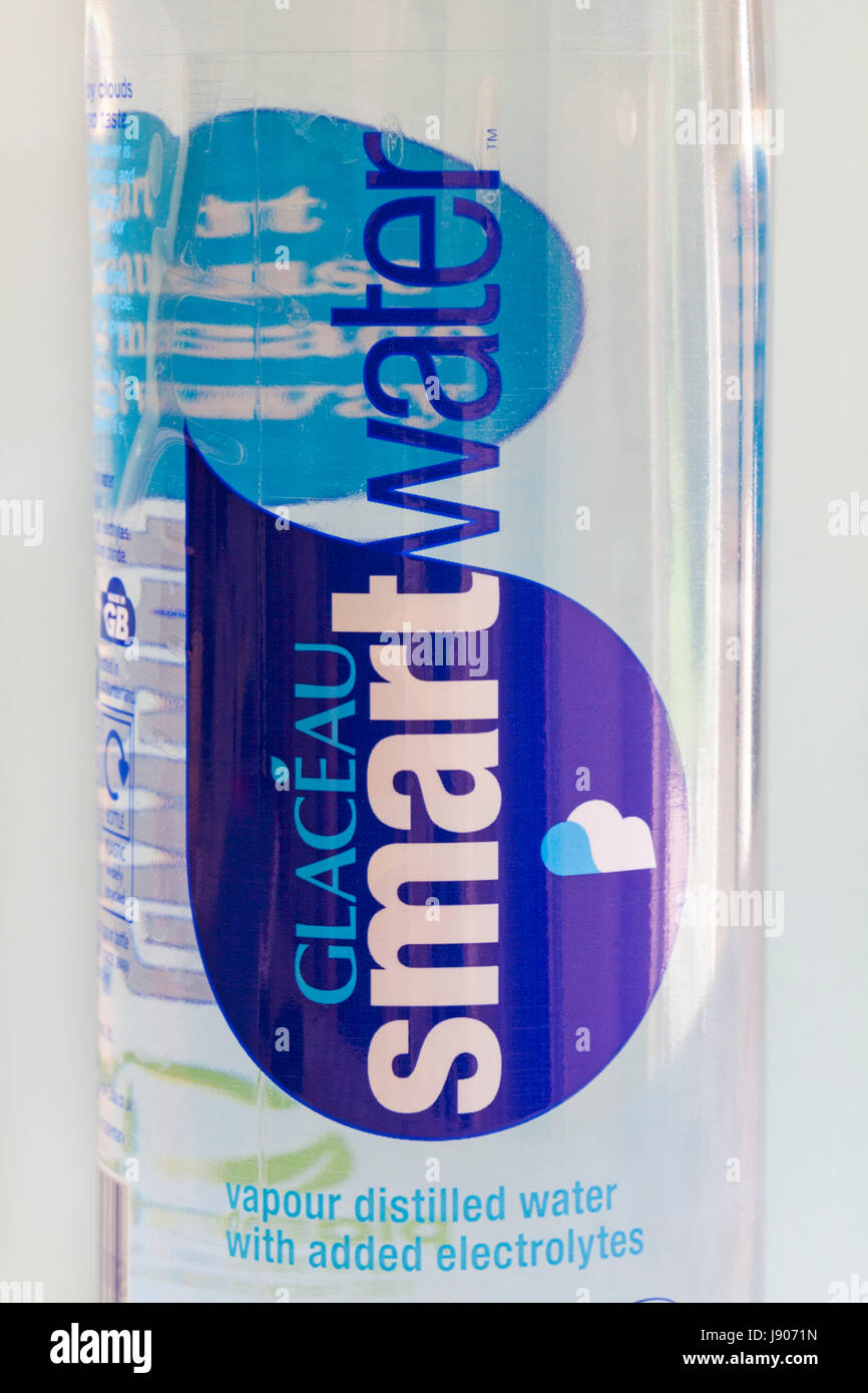 Glaceau Smart Wasserdampf destilliertes Wasser mit zugesetzten Elektrolyten - Informationen zur Flasche Glaceau Smart Water Stockfoto
