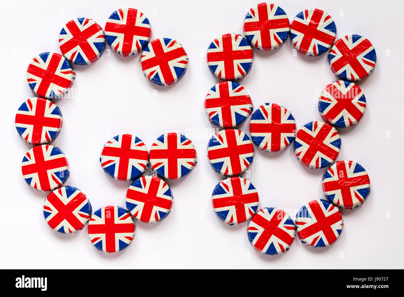 M & S Milchschokolade Union Jacks als GB isoliert auf weißem Hintergrund angeordnet - Konzept der GB zusammenkleben post Austritt oder GB liebt Schokolade Stockfoto