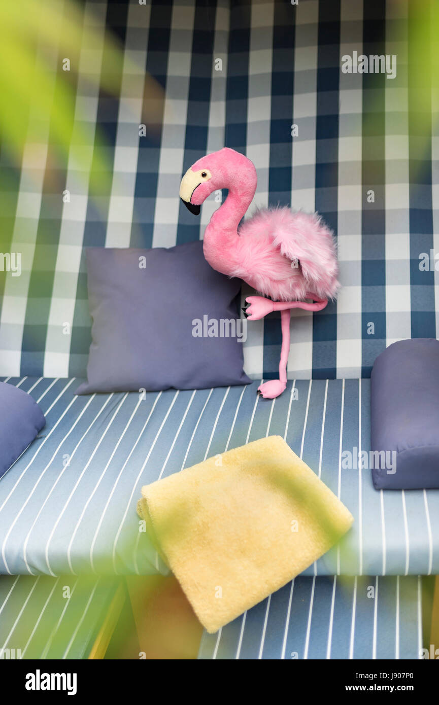 Rosa Flamingo steht in den Strandkorb Stockfoto