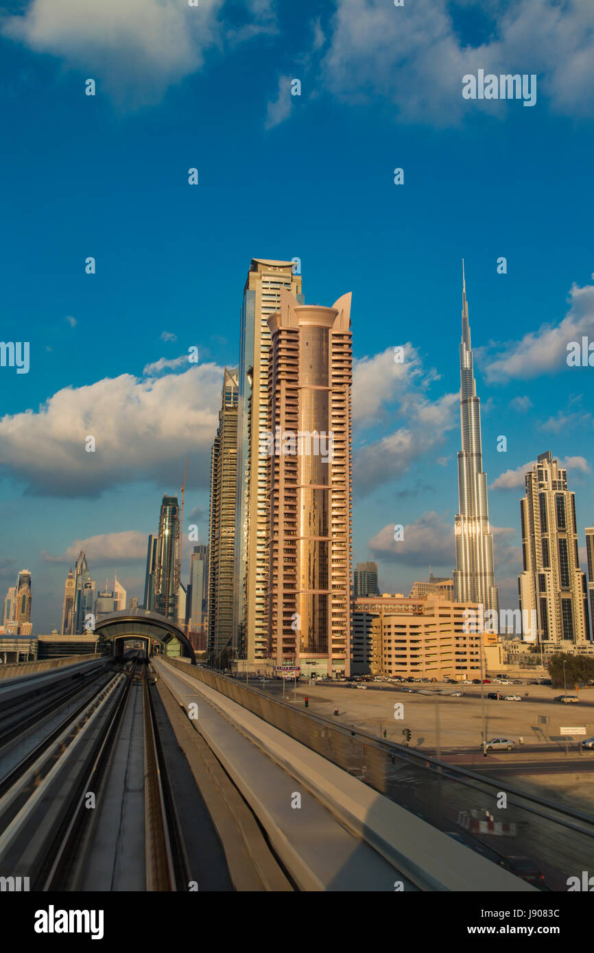 DUBAI, UNITED ARAB EMIRATES - 16. Januar 2014: Metro-Zug in Dubai. Dubai Metro als weltweit längste vollautomatische u-Bahn-Netz überspannt bei 75 Stockfoto