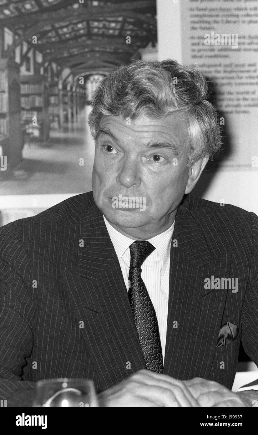 Richard Searby, Vorsitzender der News Corp. Ltd, besucht eine Pressekonferenz für die Kampagne für die Oxford University in London, England am 14. Mai 1990. News Corp war eine Zeitung publishing-Geschäft im Besitz von Rupert Murdoch. Stockfoto