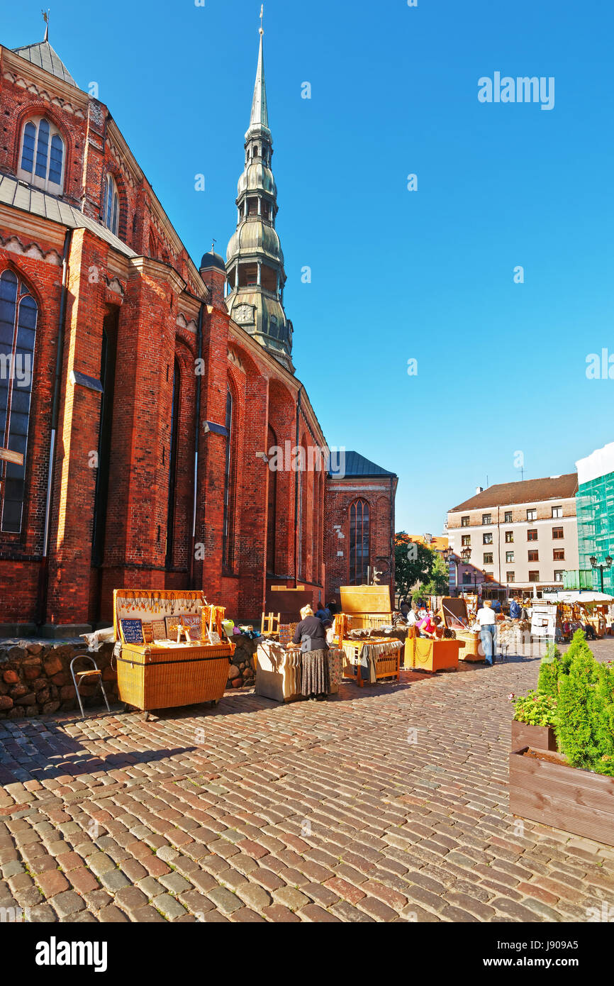 Riga, Lettland - 3. September 2014: Straßenmarkt mit Menschen in Saint Peter Church in der historischen Mitte in der Altstadt von Riga, Lettland. Stockfoto