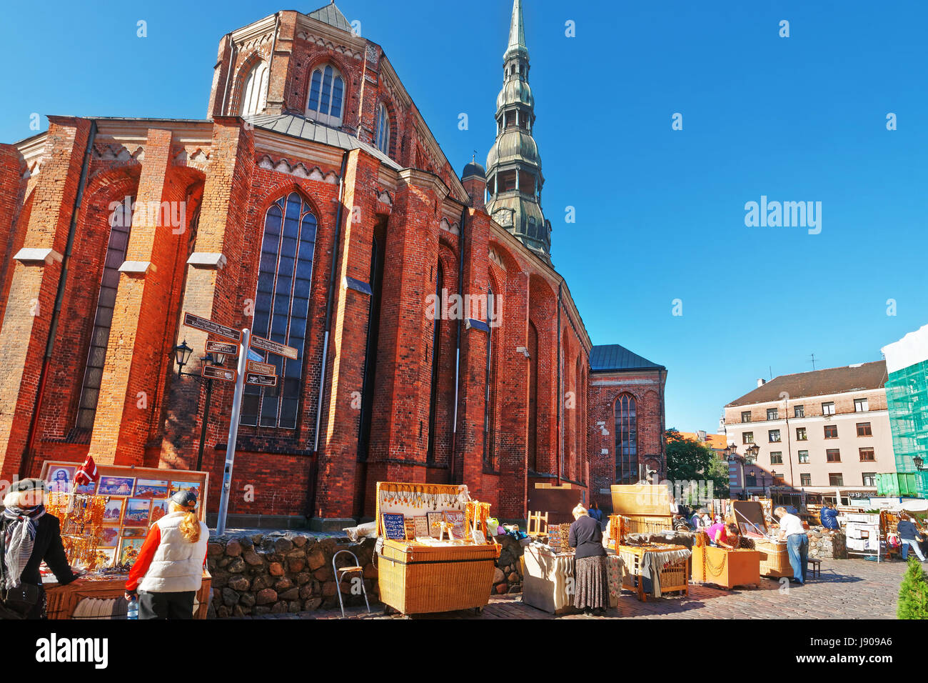Riga, Lettland - 3. September 2014: Straßenmarkt mit Menschen in St Peter Church in der historischen Mitte in der Altstadt von Riga, Lettland. Stockfoto